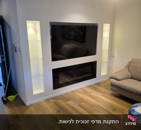 סלון עם מדפי זכוכית ותאורה